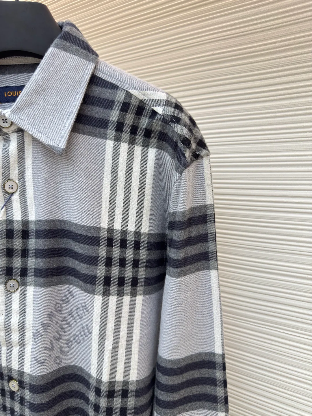 LOUIS VUITTON flannel jacquard letter shirt ●Authentic product: purchased and developed at 10700 ●Item number: 1680667-B70 ●Fabric: flannel fabric ●Technology: jacquard production ●Version: fitted version ●Weight: about 335 grams ●Size: XS-S-M-L ●Description: Made of 100% cotton flannel jacquard fabric, the Y-plate fabric was disassembled to analyze the warp and weft density of the tissue yarns at several points. 32s double-ply ring-spun light floral gray yarn was used as the warp yarn. The upper shaft of the warp yarn was pulled to customize an exclusive pan head. The piece of cloth was positioned and woven with jacquard letters using dark floral gray yarn. A high-speed rapier jacquard machine was used to weave the gray fabric. After washing and shaping the fabric in a vat, flannel is picked up from the fabric surface. Positioning letters are used on the front and back panels, and original patterns are used on the left and right front panels. It is different from the ordinary rapier woven plaid fabrics in the market. The letters are printed in a low version, and the bronze material is hand-sewn in a mold. The buttons are inlaid with natural shells and white butterfly engraved buttons on the inside. The overall wiring is straight and delicate, the fabric is comfortable and soft, and the color is consistent without color difference. It can be matched with the same style to create a fashionable look and control various occasions. Customized accessories, complete with three standards, same style for men and women!